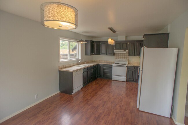 Building Photo - 617 Willow Dr