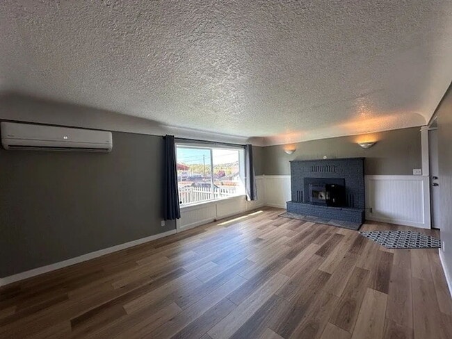 Foto del edificio - "Charming 3-Bed Oasis with Fireplace & Full Furnishing in Madras - 1408 Sq Ft of Comfort!"