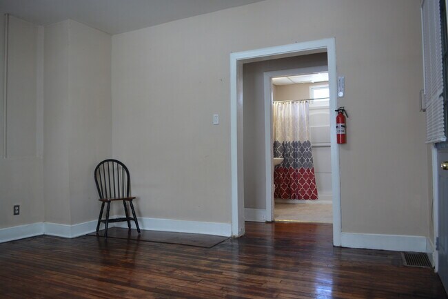 Building Photo - 1121 Seymour Ave