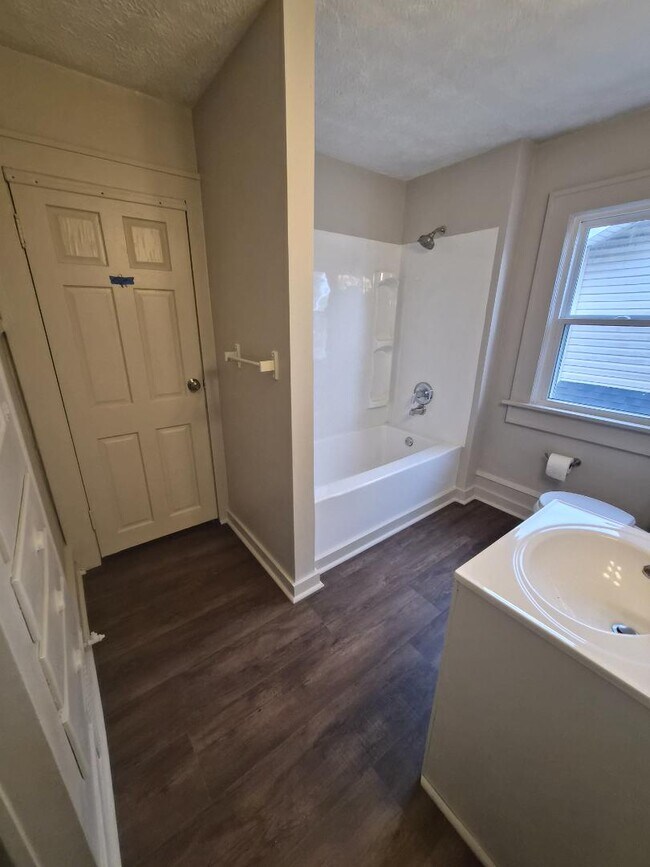 Foto del edificio - 323 Bedford Ave NW