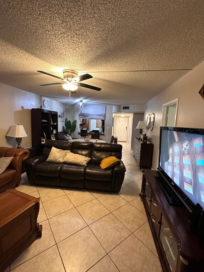 Foto del edificio - 8311 Sands Point Blvd