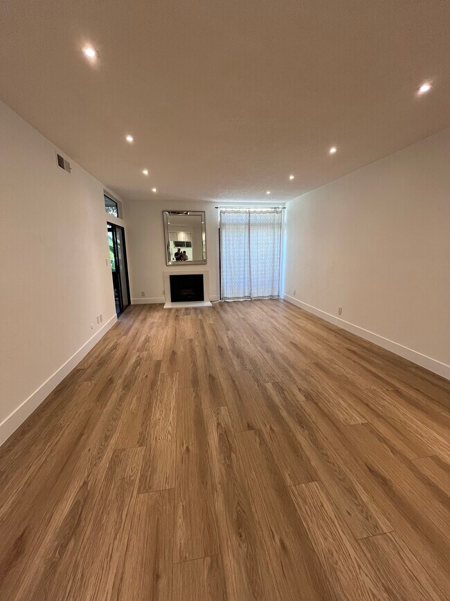 Foto del edificio - 729 S Hobart Blvd