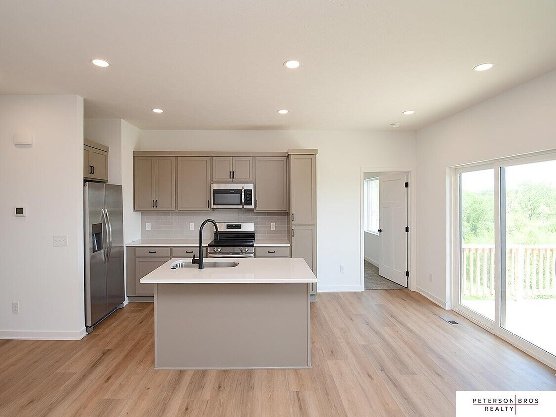 Foto principal - 14802 Bruning St
