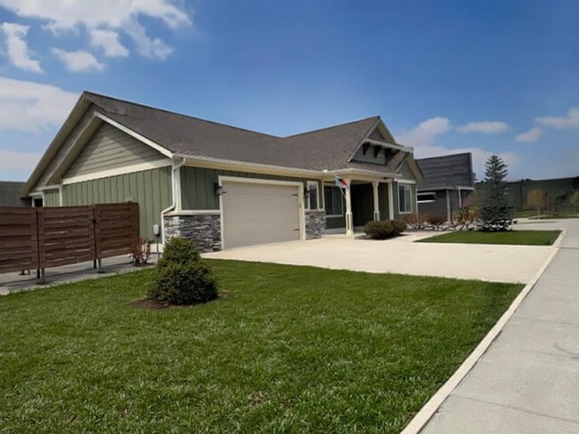 Building Photo - Gorgeous Silverbrook Home