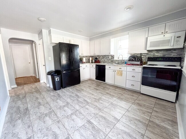 Foto del edificio - 4113 Rosemont Ave