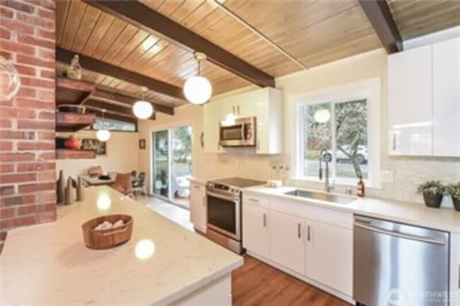 Foto del edificio - 18750 12th Ave NE