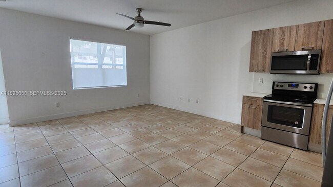 Building Photo - 460 NE 35th Ct