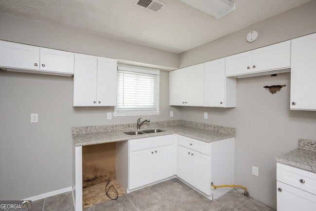 Building Photo - 140 Paces Way