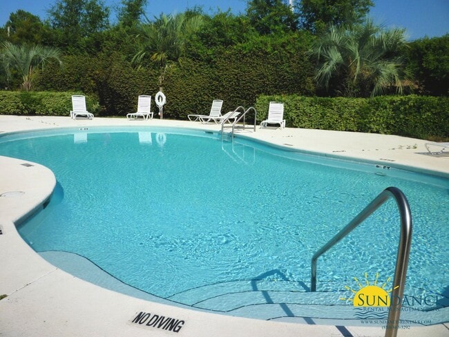 Foto del edificio - Spacious End-Unit Townhouse in Navarre