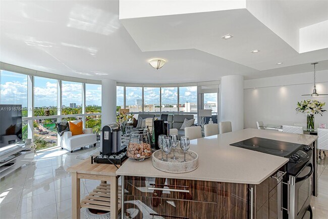 Foto del edificio - 6301 Collins Ave