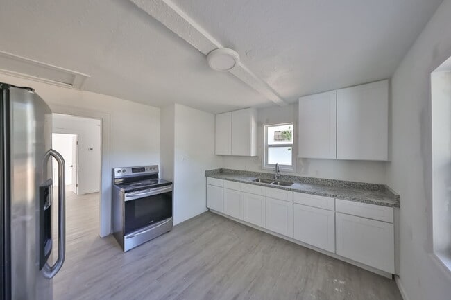 Building Photo - Remodeled 2 Bed 1 Bath Home Rental
