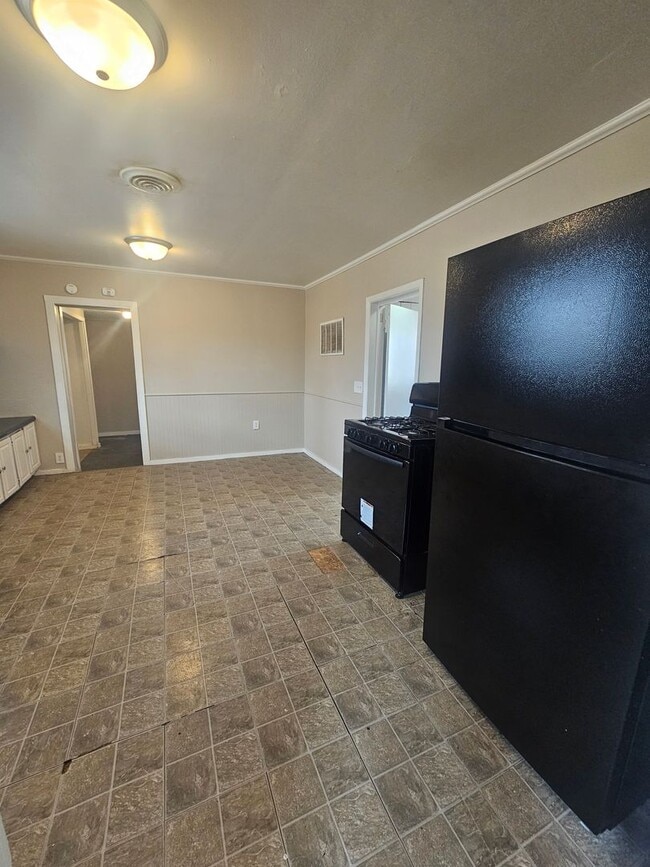 Building Photo - MORE PICTURES COMING SOON! There is a $25 fee for the application and everyone over 18 needs to f...