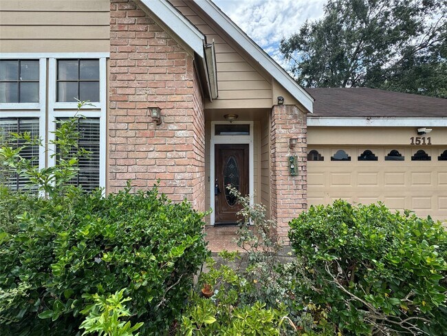 Foto del edificio - 1511 Ridgebriar Dr