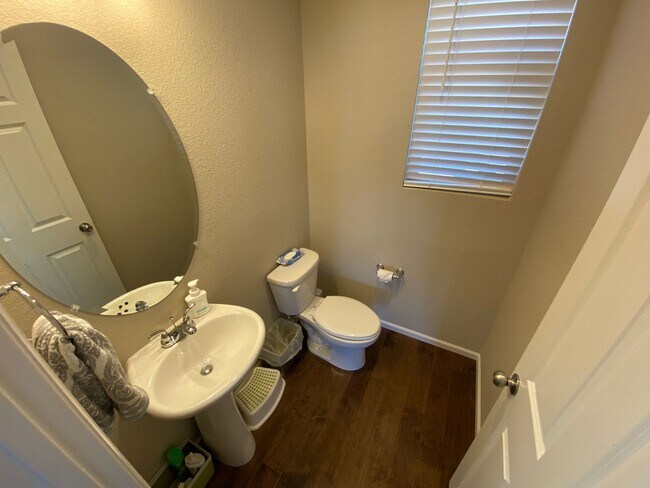Foto del edificio - 4 Bed 4 Bathroom Home in Banning Lewis With Fished Basement!!