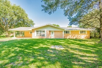 Building Photo - 1106 La Neuville Rd