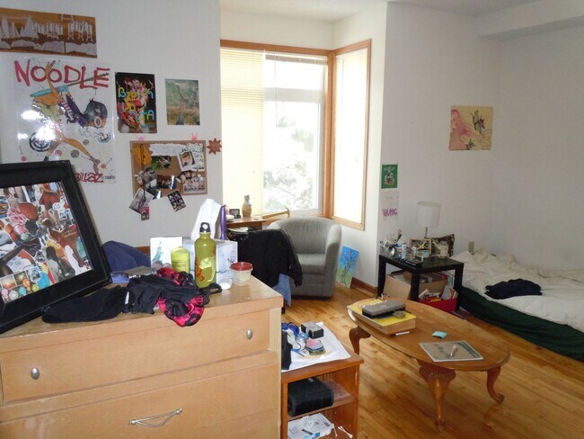 Building Photo - Beautiful 5 Bedroom In Como available Sept...
