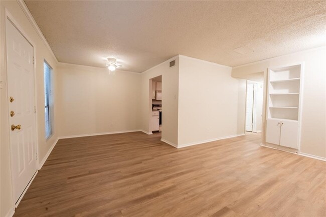 Building Photo - 2401 Leon St