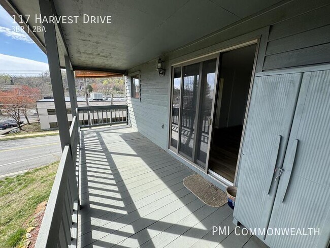 Building Photo - 3 Bed / 2.5+ Bath Townhouse (Available Now)