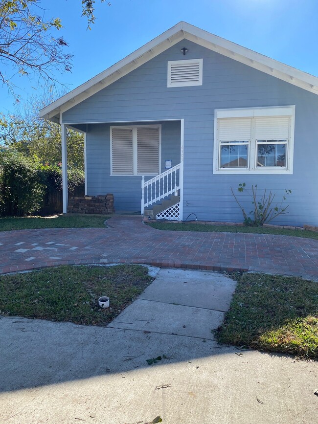 Building Photo - 4905 Bernardo De Galvez Ave