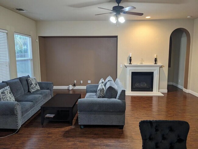 Foto del edificio - Clean 2000 sqft. 3 Bedroom 2 Bathroom Anatolia Home for Lease.