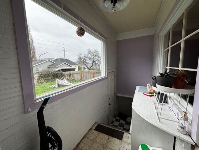 Building Photo - 6 Bedroom Lettered Streets House---Plank F...