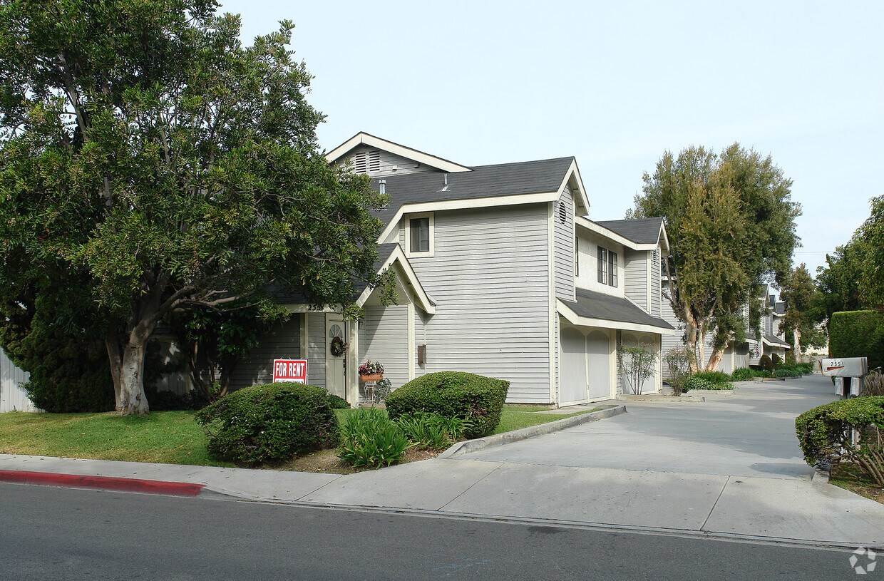 2551 Elden Ave, Costa Mesa, CA 92627 Apartments in Costa Mesa, CA