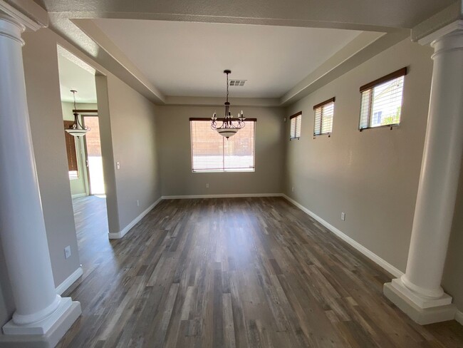 Building Photo - Stunning 4 bed, 3 bath home NLV 89081