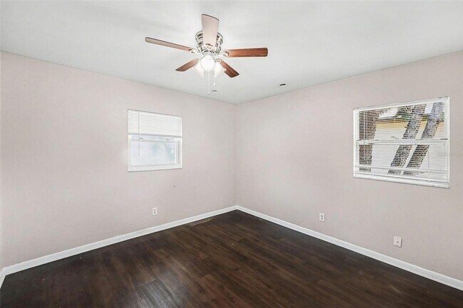 Foto del edificio - 14706 Carnation Dr