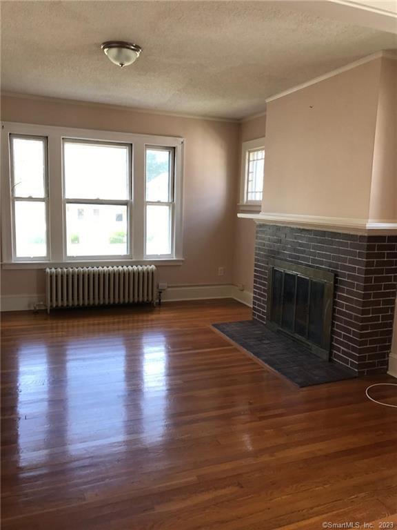 Foto del edificio - 42 Quaker Ln S