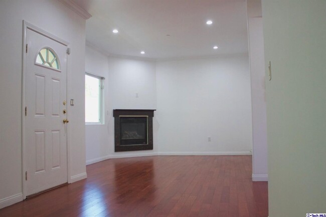 Foto del edificio - 2663 Montrose Ave