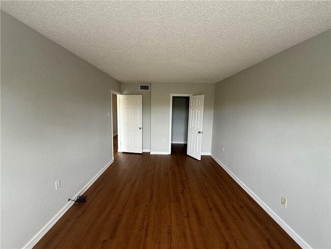 Building Photo - 332 Riverbend Dr