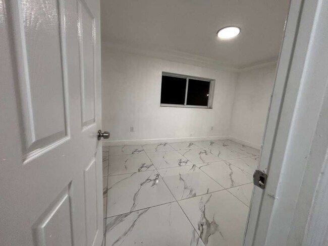 Building Photo - 431 N East Ave