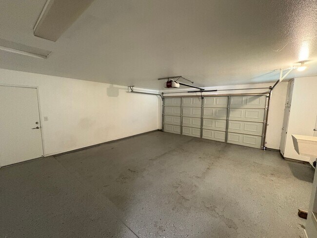 Foto del edificio - Beautiful Home with solar coming soon!