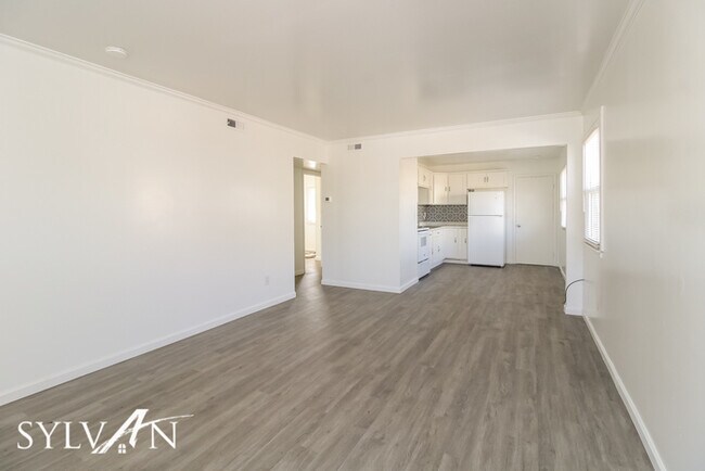 Building Photo - Come view this charming 3BR 1BA brick home