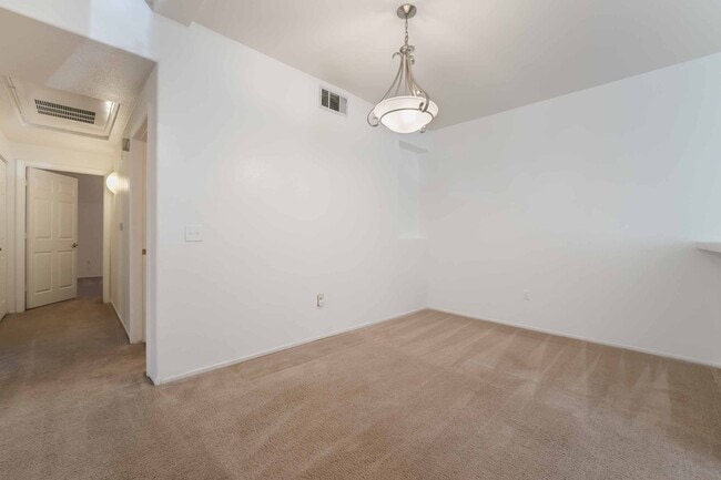 Foto del edificio - Charming First-Floor Home with Open Living and Private Patio