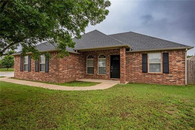 Building Photo - 1406 Hickory St