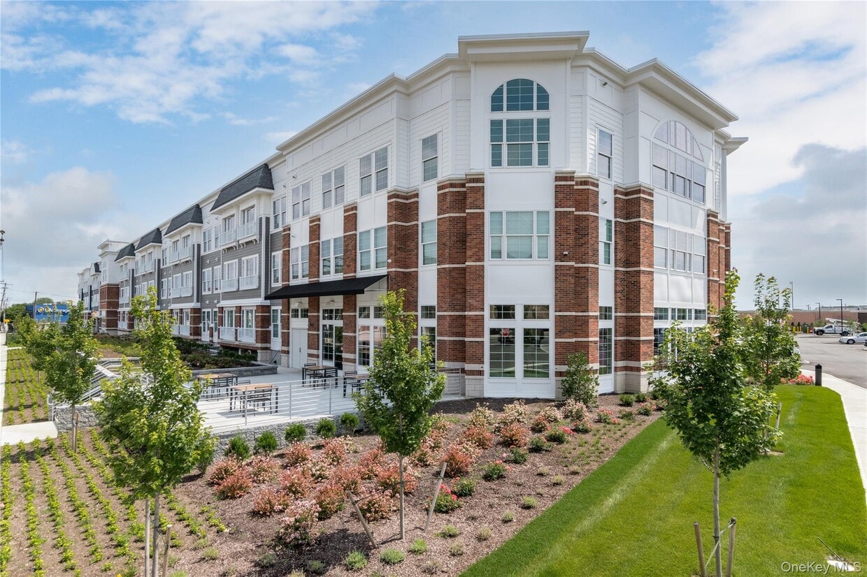 Primary Photo - 75 E Hoffman Ave