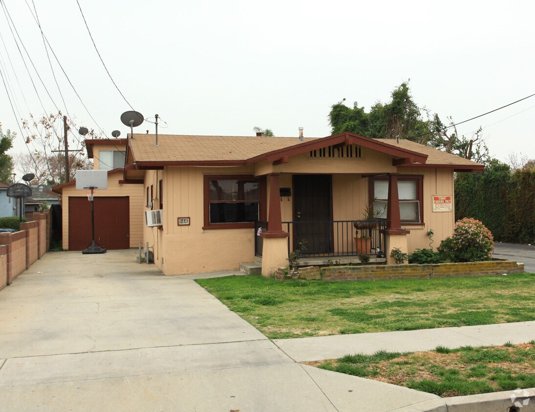 Foto del edificio - 9438-9440 Mayne St