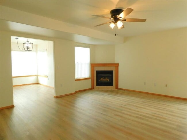Building Photo - Bright & Spacious Duplex Near Lope Pine Pa...