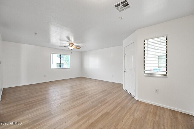 Foto del edificio - 3065 N 67th Ave