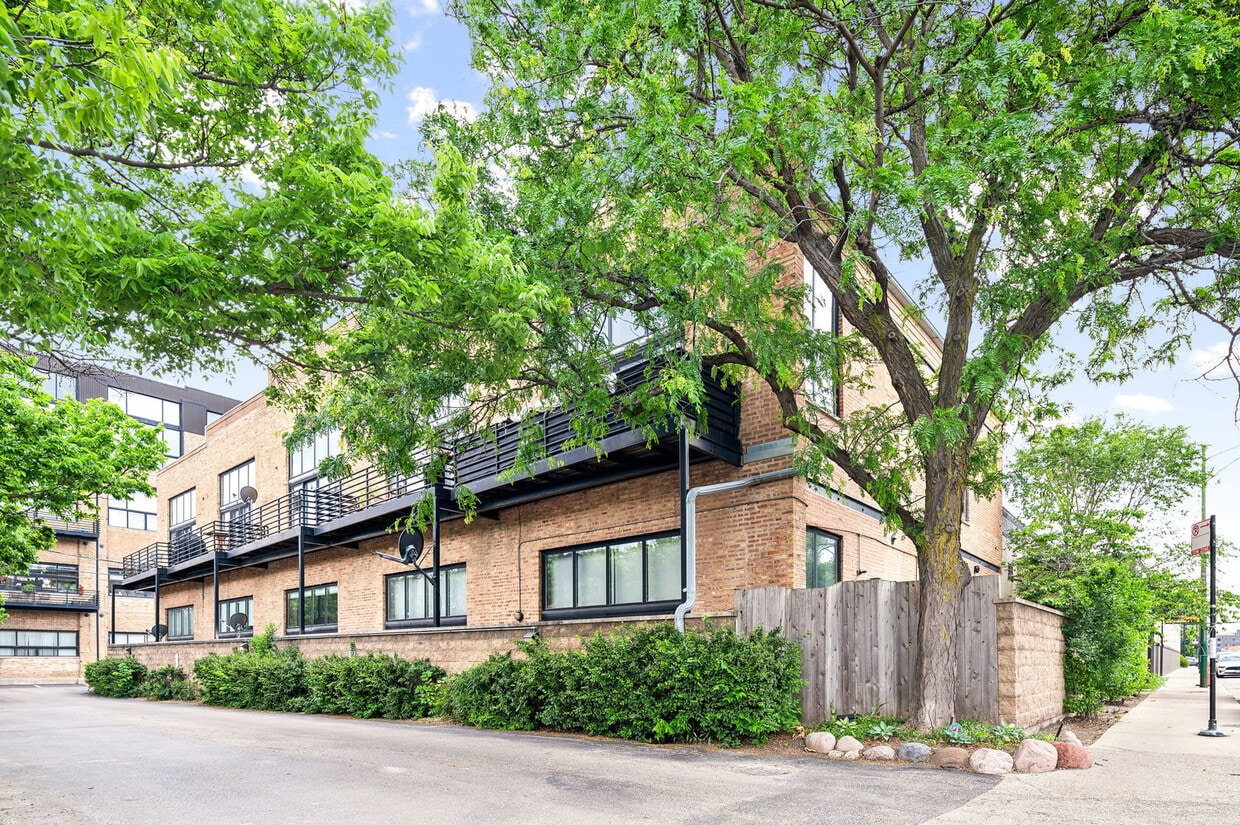 Primary Photo - 2620 N Clybourn Ave