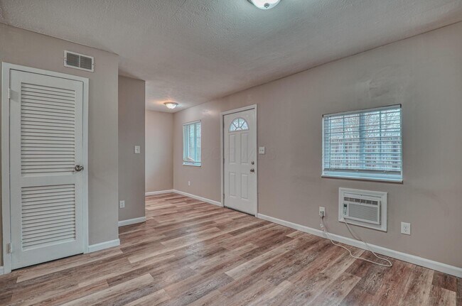 Foto del edificio - 2735 Joyce Ave