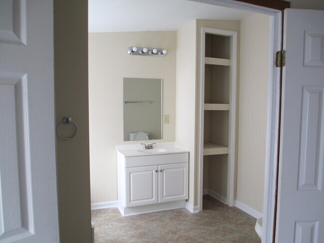 Foto del edificio - 102 Thomas Jefferson Dr