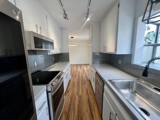Foto del edificio - TWO PARKING SPACES INCLUDED! In Unit Washer & Dryer! Large Private Patio for Bikes, Boards and Bb...