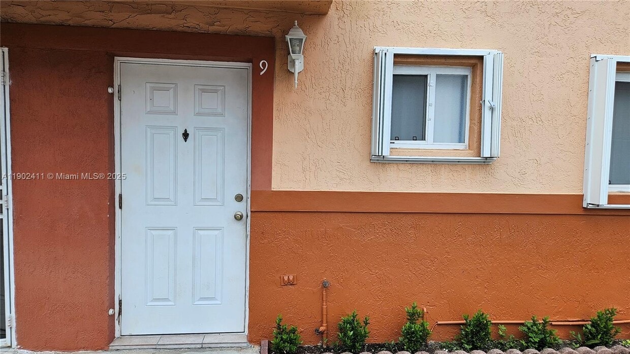 Foto principal - 8079 NW 8th St