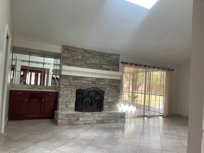 Building Photo - 305 W Sweetwater Creek Dr