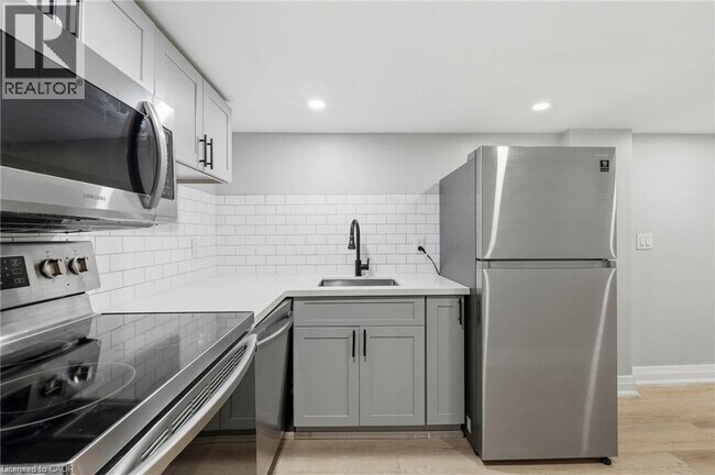 Photo du bâtiment - 106 Barnesdale Ave N