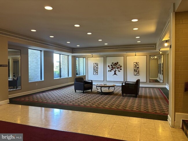 Building Photo - 6001 Arlington Blvd