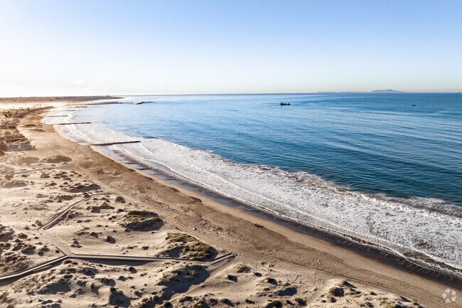 The beach is just a short drive away from College Park Oxnard.