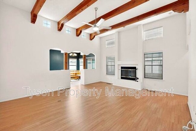 Foto del edificio - 10139 Arroyo Crest Dr NW